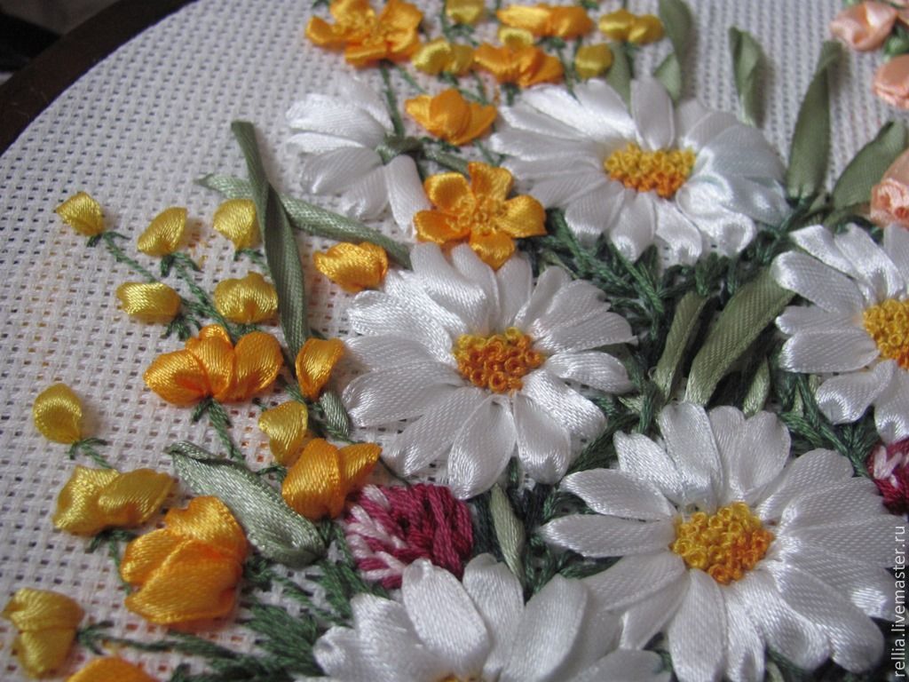 Если вы увлеклись вышивкой лентами, тогда мастер-класс по созданию цветков ромашек именно для вас Вы узнаете как пошагово вышить стебель и лепестки ромашки