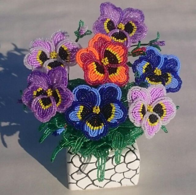 В статье будет рассмотрен пошаговый фото мастер-класс плетения цветка азалии из бисера Вы можете посмотреть видео уроки опытных и умелых рукодельниц