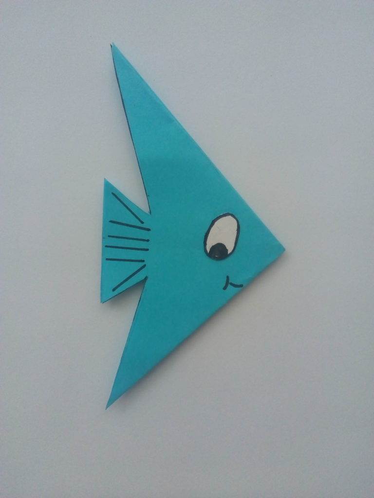 Оригами рыбка в старшей группе. Рыбка из бумаги. Поделка рыба из бумаги. Оригами рыба. Оригами рыбка из бумаги.