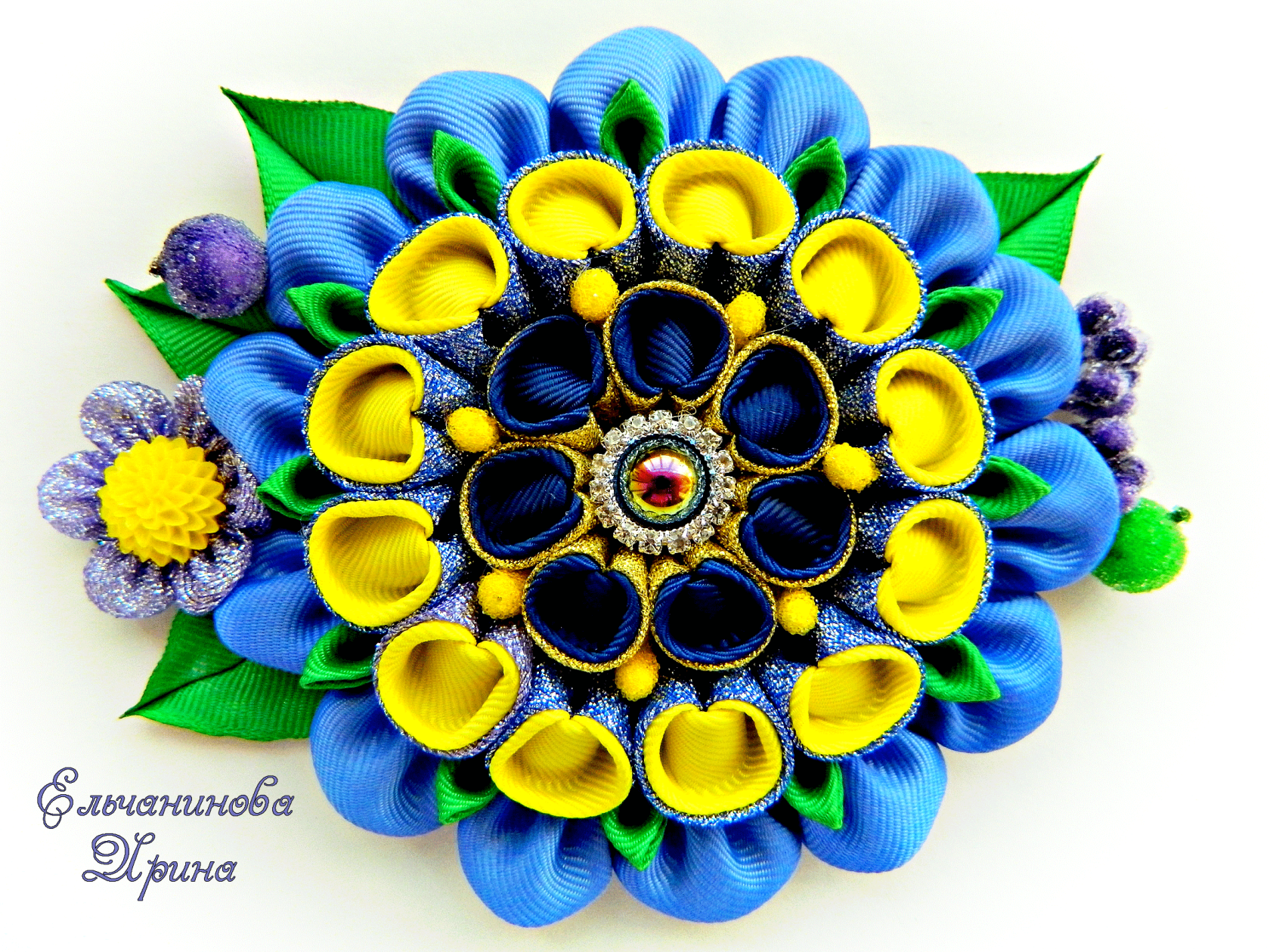 Цветок канзаши для зажима или ободка из атласной ленты 2,5 см и кружева