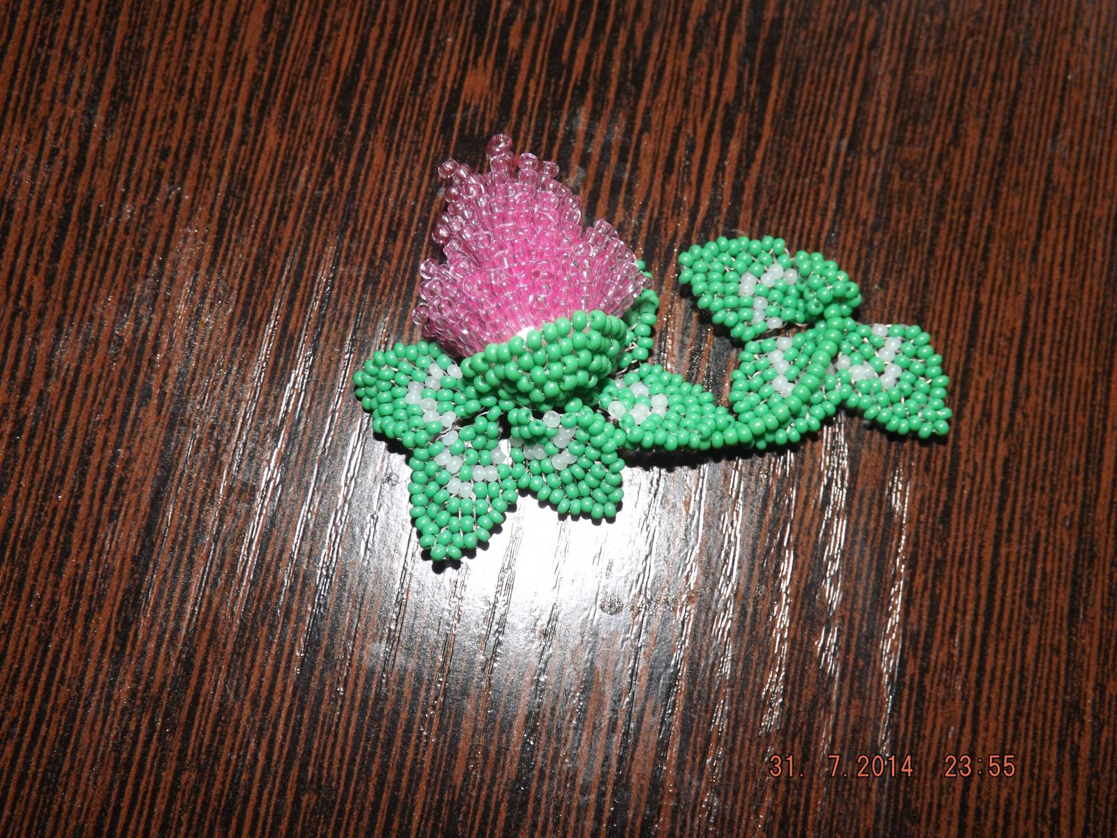 Предлагаем вам два способа плетения из бисера: цветка клевера и маленького четырехлистника в виде кулона Пошаговый мастер-класс с фото поможет вам в работе