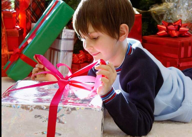 Что подарить мальчику на 4 года: обзор лучших детских подарков