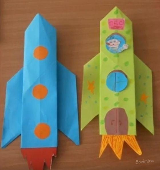 Оригами ко дню космонавтики в детском саду. Ракета из бумаги для детей. Конструирование из бумаги ракета. Поделка ко Дню космонавтики. Поделка ракета для детского сада.