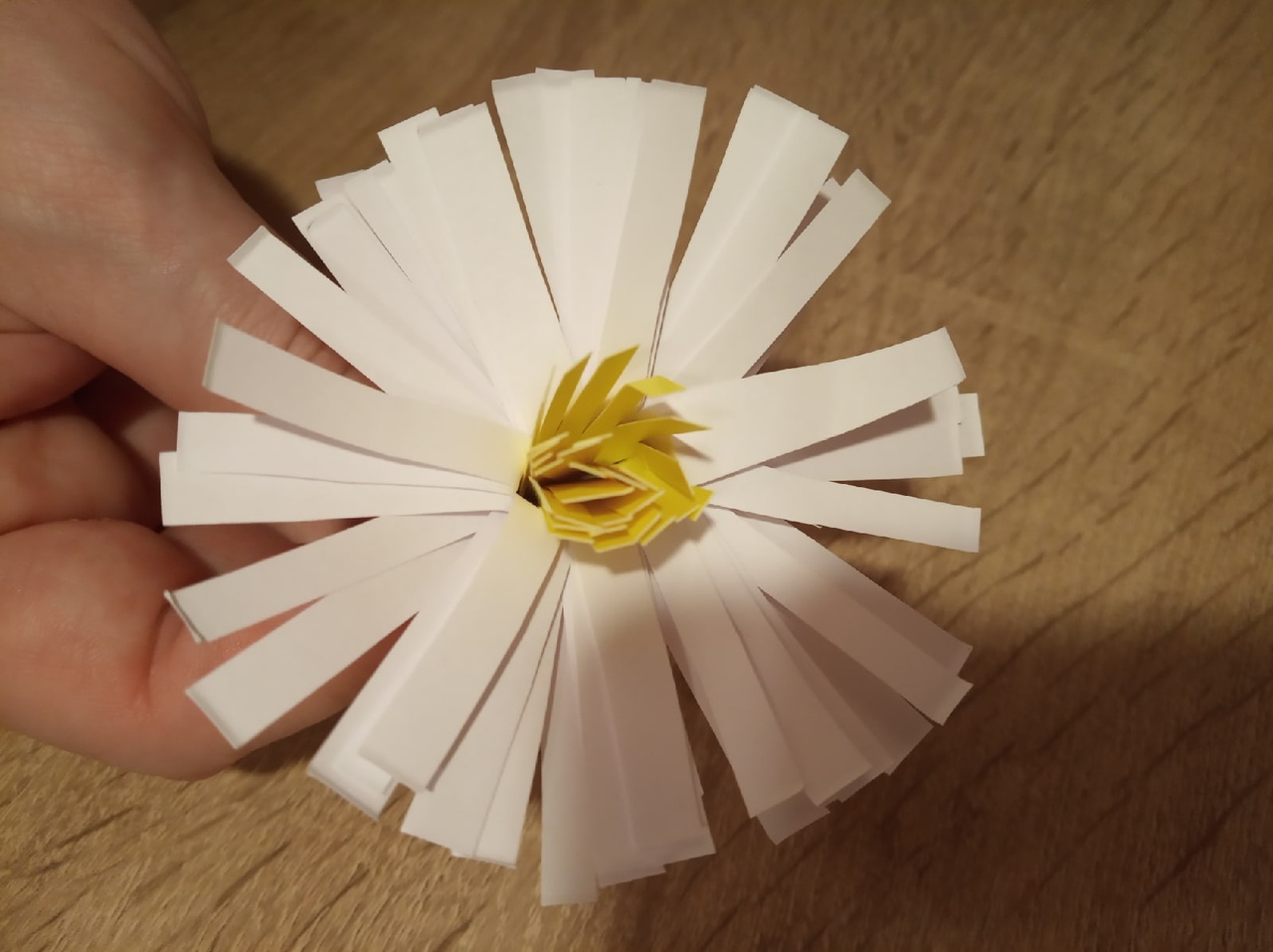 Делаем цветок ромашка своими руками из различных материалов