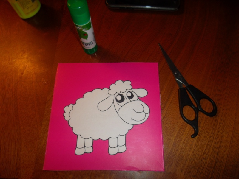 Делаем аппликации из обыкновенной ваты Для примера предлагаем бумажный шаблон с изображением забавной овечки, которая обязательно понравится вашему ребенку