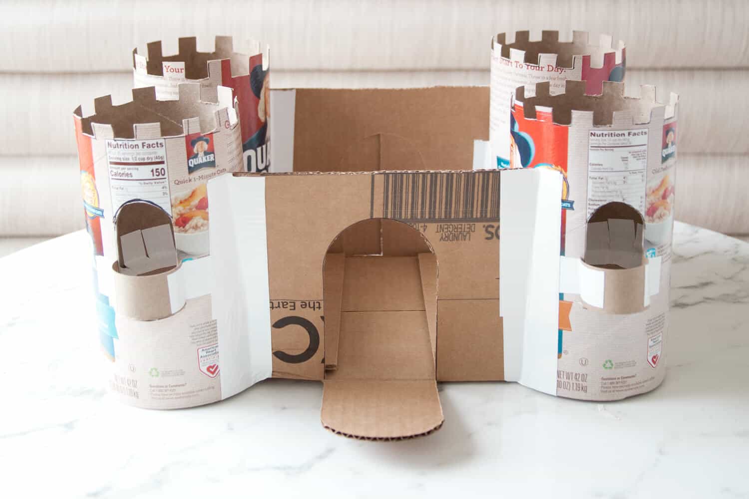 Как сделать картонный. Замок из картона. Замок из картонной коробки. Замок из картонных коробок. Крепость из коробок.
