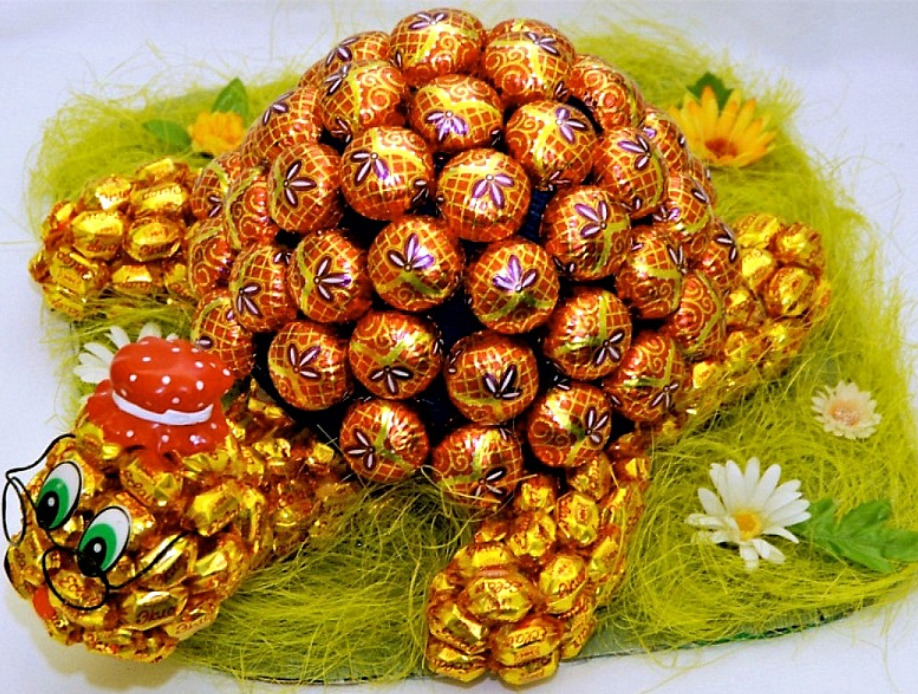 Букеты из конфет своими руками на 8 марта: как сделать красивые подарки для начинающих пошагово | все о рукоделии