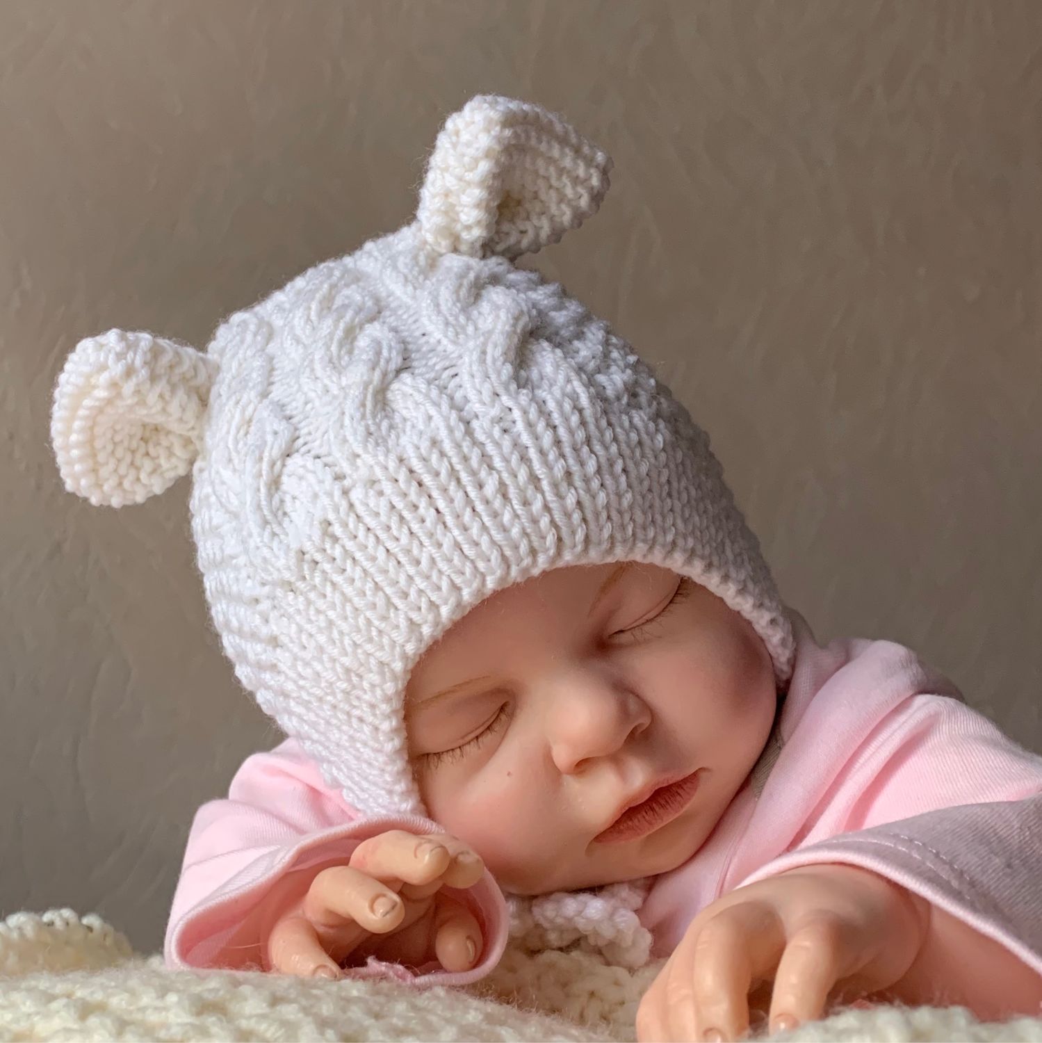 Как связать шапочку для новорожденного спицами своими руками. удобные и простые шапочки для новорожденных: схемы и описание работы - автор екатерина данилова - журнал женское мнение