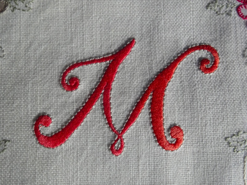 Как на ткани вышить буквы: создание инициалов, имя или надписи на одежде