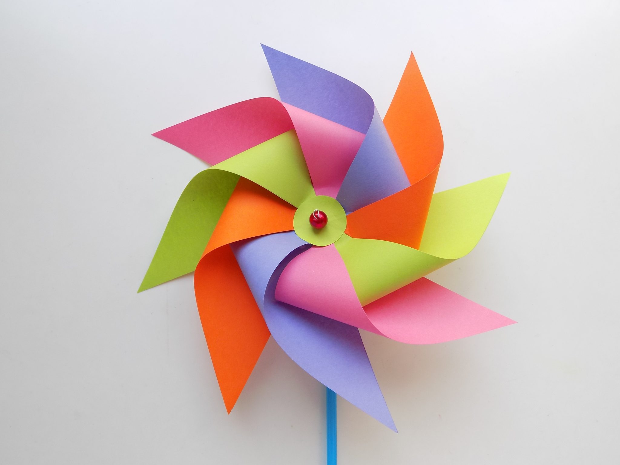 Вертушка оригами из бумаги на палочке, пластика своими руками: описание, фото