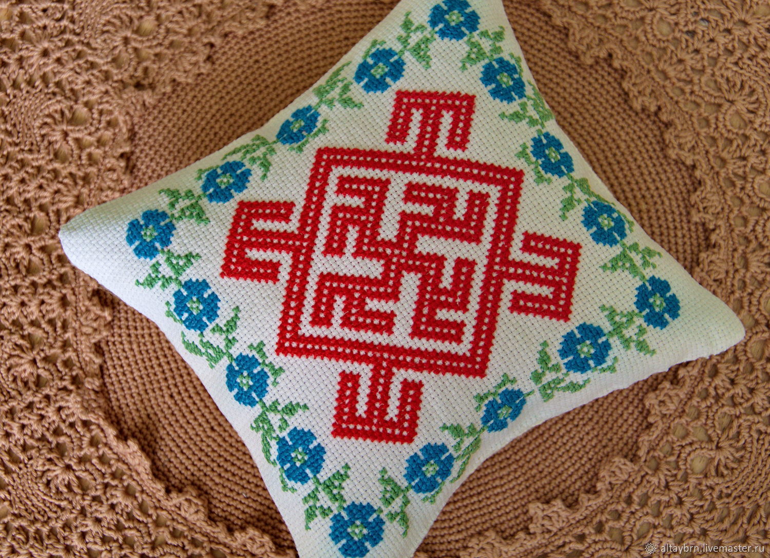Схемы вышивки славянских оберегов крестом или бисером и их значение, когда вышивать, общие правила