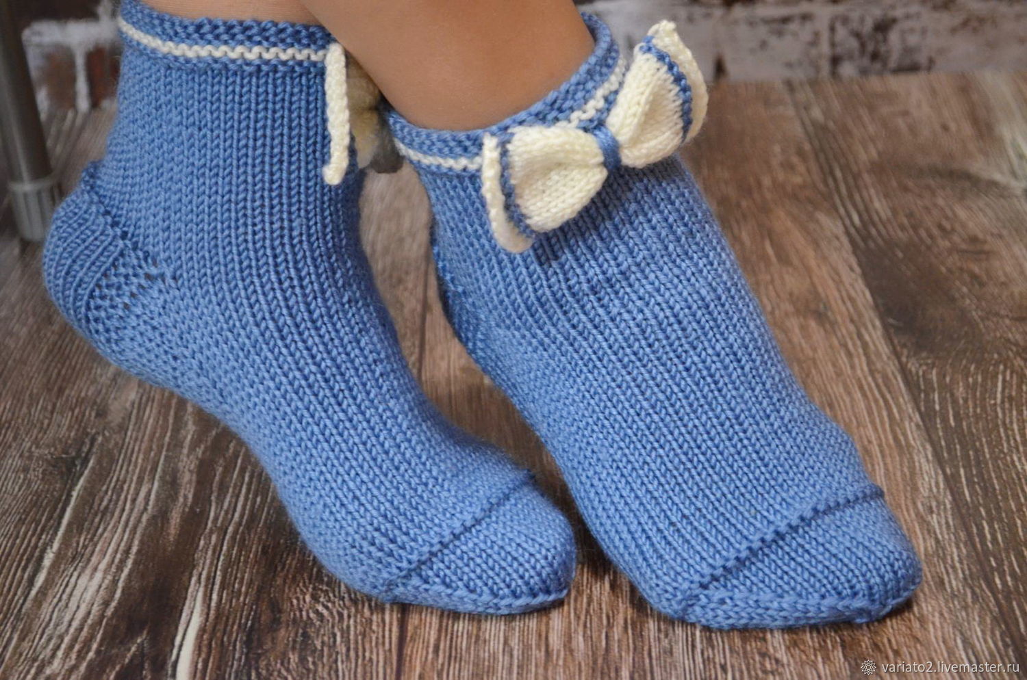 Простые носки связаны крючком столбиками с накидом Такие носки вяжутся быстро Отлично сидят на ноге и удобны в носке Если вы быстро изнашивайте пятку - этот вариант для вас Пятка вяжется отдельно и ее очень удобно заменить