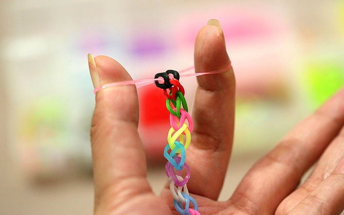 Как плести браслеты из резинок на пальцах без станка: способы плетения с фото и видео