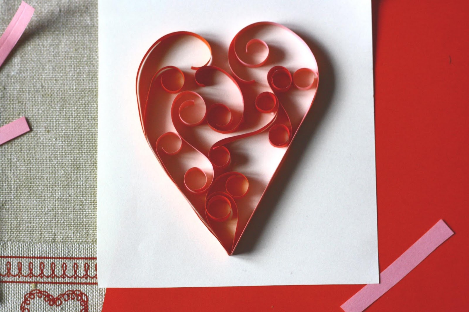 Учимся создавать милые трогательные сердца в технике квиллинг из бумаги Предлагаем вам множество идей для оформления символа любви